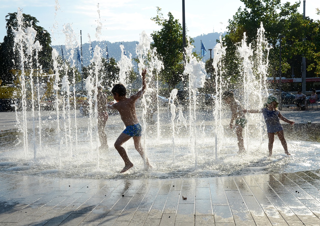 https://pixabay.com/de/photos/spielende-kinder-wasserfont%C3%A4ne-2213748/