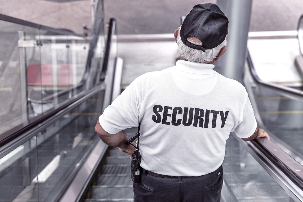 https://pixabay.com/de/photos/sicherheit-mann-rolltreppe-polizei-869216/